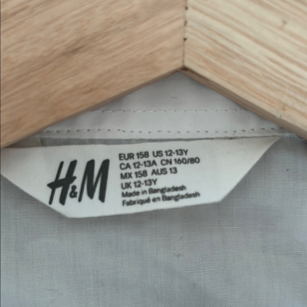 Classic White Dress Shirt with Minimalist Design - Picture 3 of 7